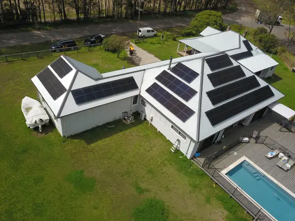 Envirosmart Electrical of Southern Sydney installed a home solar power system in Ebenezer. The system is 26.13kW and uses 67 Phono 390W Solar Diamond Dual Glass Panels and a three-phase Fronius Symo 20000w inverter..