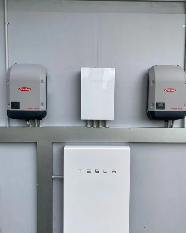 Nice looking Tesla Powerwall and Fronius install by Murcott Electrical.